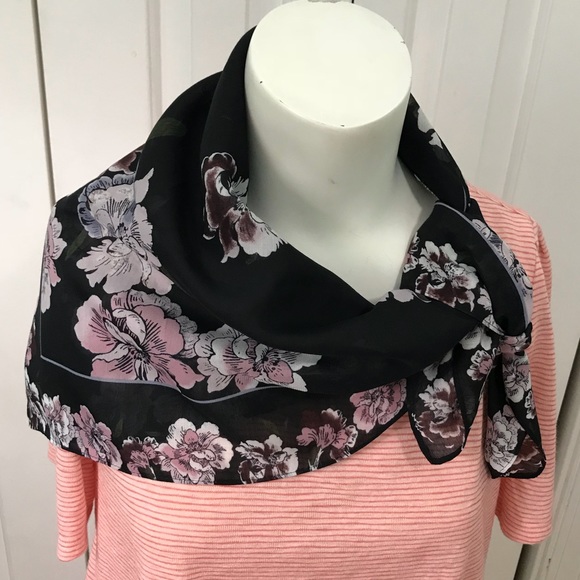 ONE LEFT‼️ LOFT outlet🌺 Floral Accent Scarf - Picture 3 of 7